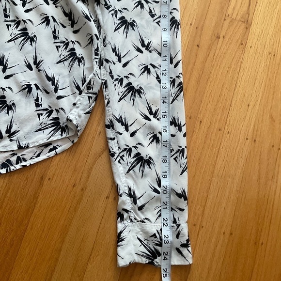 Equipment Femme Buttoned Down Silk Top Medium - Picture 10 of 13